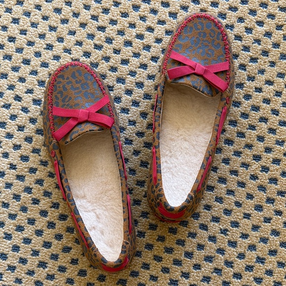 UGG Leopard Print Moccasins with Pink Bow - Picture 1 of 5